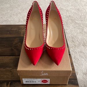 Christain Louboutin Anjalina 85 Veau Velours in Loubi/Light Gold.